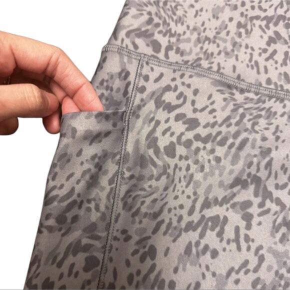 Athleta Salutation Stash Pocket II Printed Capri Plus Size 2XL Tempest‎ Violet - Picture 8 of 10